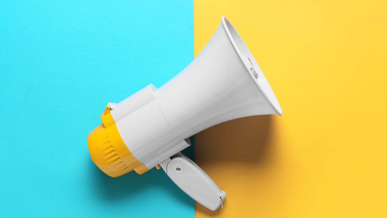 myway digital blog marketingbotschaft 7 fehler gelb und blauer hintergrund mit megaphone