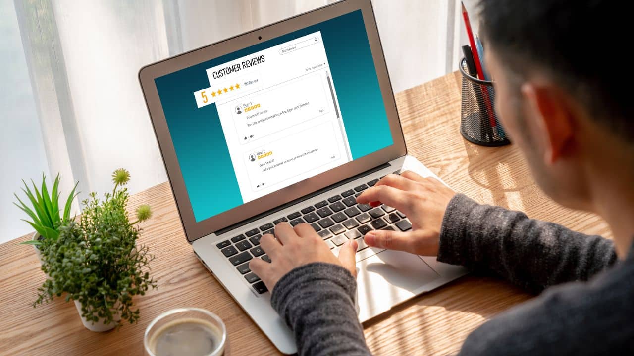 Kundenbewertungen-person-mit-laptop-während-bewertung