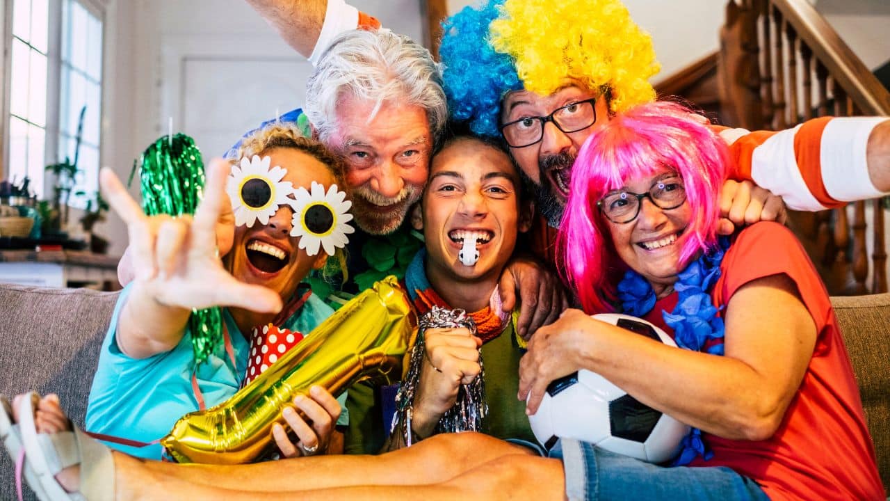 a group of people in wigs and glasses-Der Narr im Branding Cover Bild