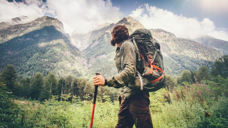 Der Entdecker Archetyp im Branding eine Person mit rucksack in den Bergen