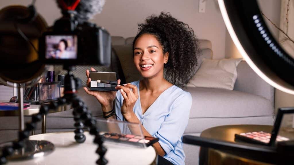 Trends im digitalen Marketing Video Marketing Frau bei Filmaufnahmen