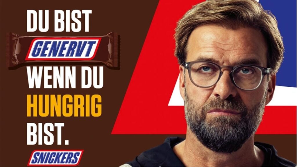 Ein Mann mit einem Schokoriegel - Snickers-Werbesogan
