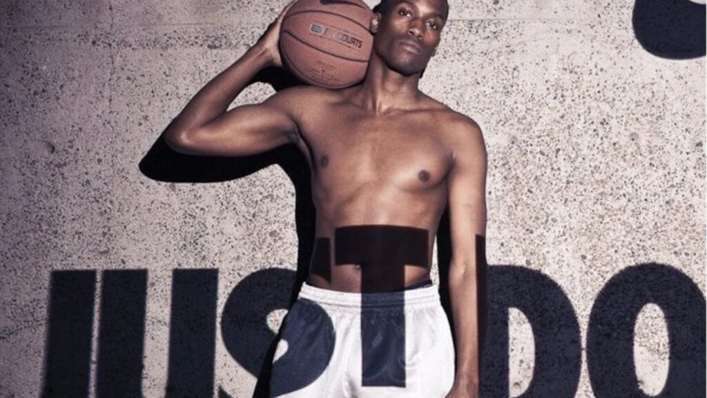 Ein Mann hält einen Basketball - Nike