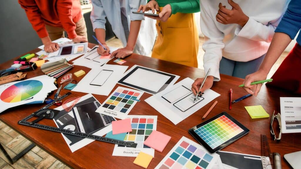 Website für kleine Unternehmen Farbgestaltung - Eine Gruppe Leute arbeiten am Tisch