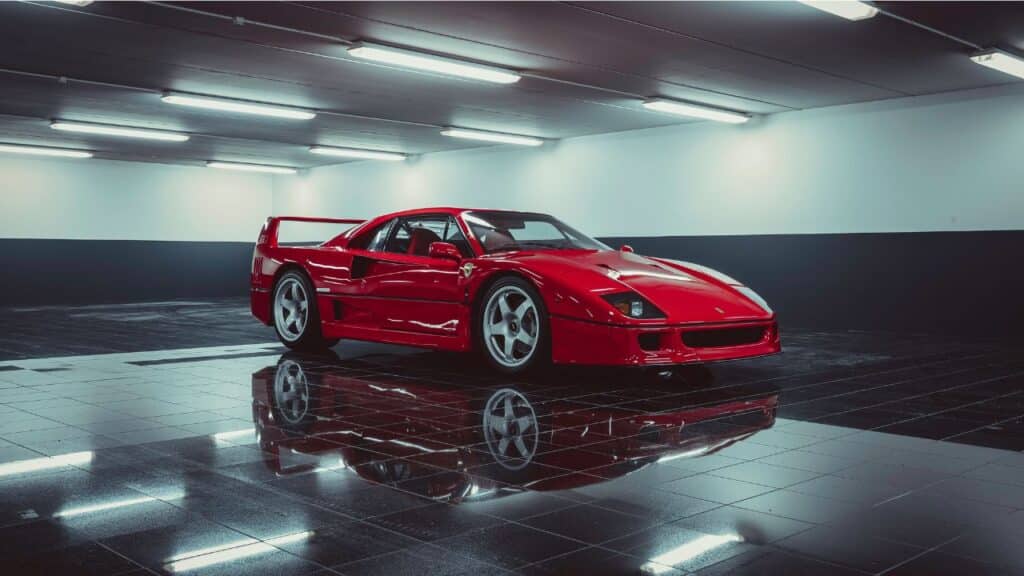 Roter Ferrari in einer modernen Garage-Verknappung Verkaufspsychologie