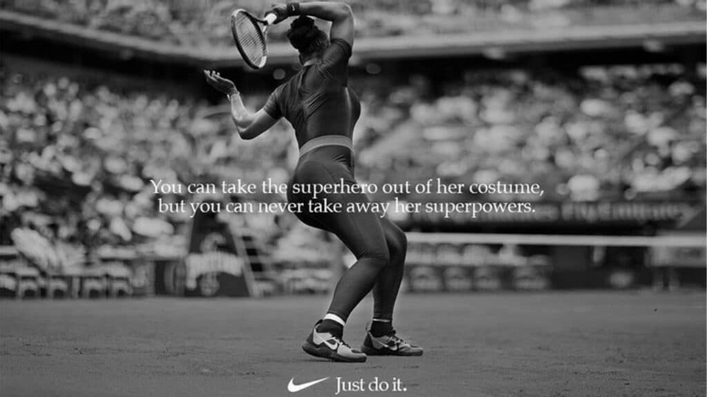 Eine Frau hält einen Tennischläger -Emotionales Marketing Nike Sample
