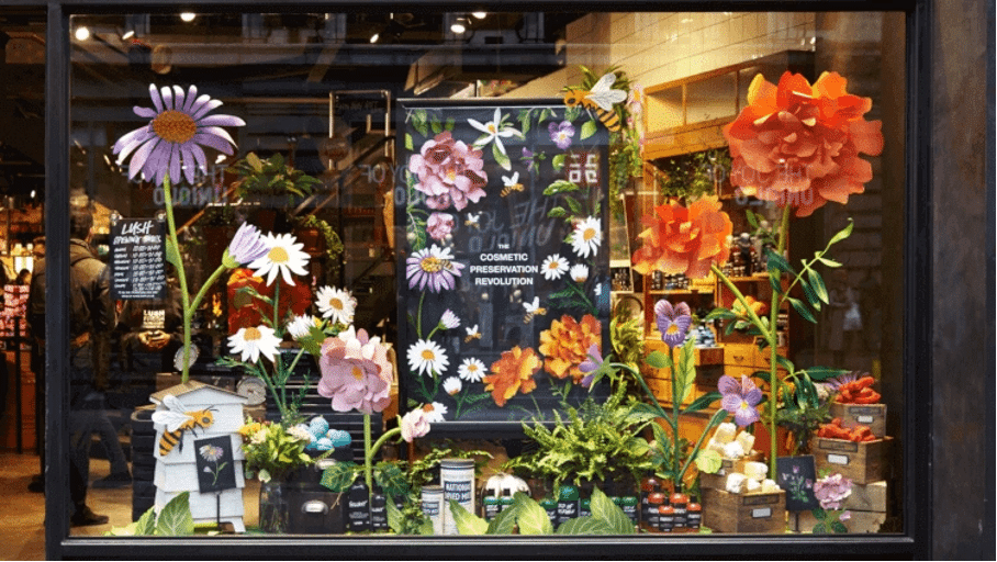 Kunden anlocken Schaufenster Deko Blumen